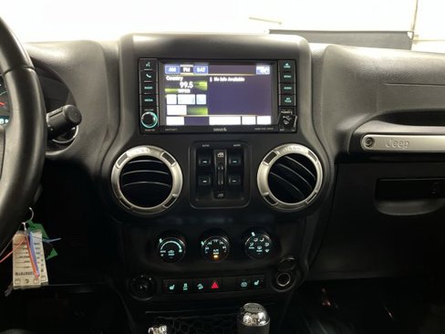 Used 2017 Jeep Wrangler Unlimited Sahara w/ Connectivity Group image 8