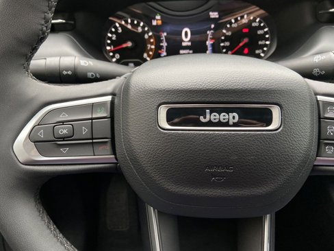 Used 2023 Jeep Compass Limited image 12