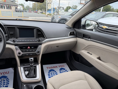 Used 2017 Hyundai Elantra SE image 12