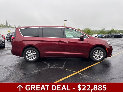 Used 2023 Chrysler Pacifica Touring-L image 3