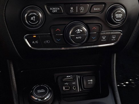 Used 2017 Jeep Cherokee Limited image 23