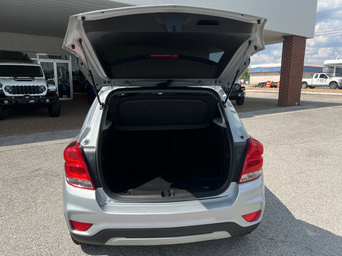 Used 2022 Chevrolet Trax LT w/ LT Convenience Package image 17