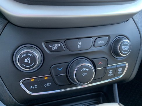 Used 2016 Jeep Cherokee Sport w/ Cold Weather Group image 18