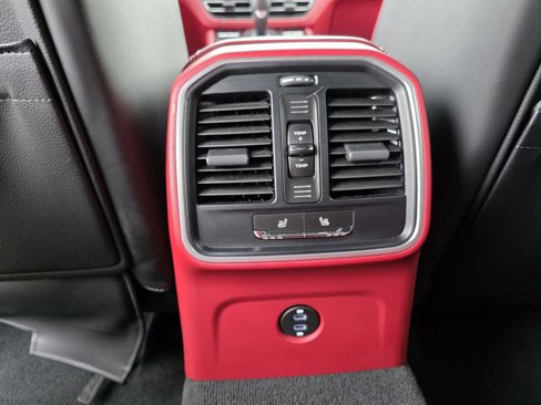 Used 2023 Porsche Macan Turbo image 32