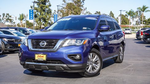 Used 2020 Nissan Pathfinder SV image 1