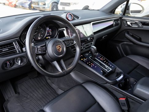 Certified 2022 Porsche Macan image 4