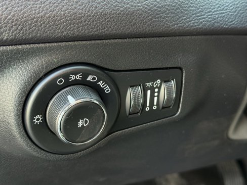 Certified 2018 Jeep Compass Latitude w/ Cold Weather Group image 15