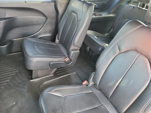 Used 2020 Chrysler Pacifica Touring-L image 9