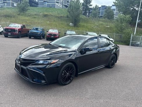 Used 2022 Toyota Camry SE image 1