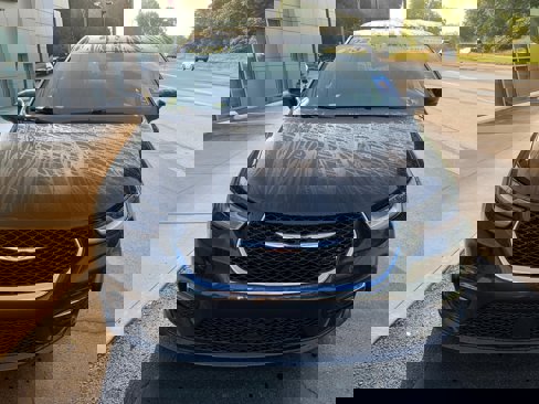 Used 2023 Chrysler Pacifica Touring-L image 3