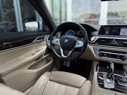 Used 2018 BMW 750i image 17