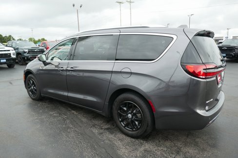 Used 2021 Chrysler Pacifica Touring-L image 7