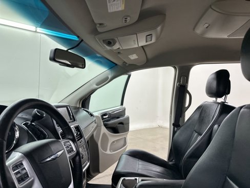 Used 2016 Chrysler Town & Country Touring image 30