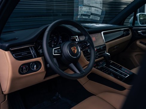 Used 2025 Porsche Macan image 4
