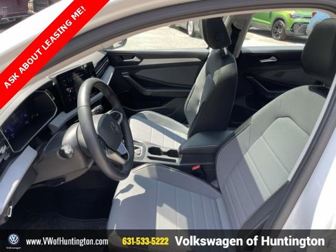 Certified 2025 Volkswagen Jetta SE w/ Sunroof Package image 11