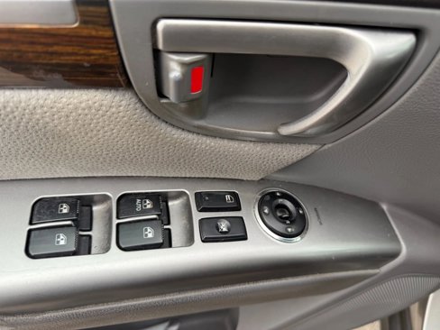 Used 2012 Hyundai Santa Fe SE image 7