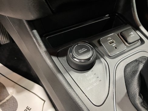 Used 2019 Jeep Cherokee Latitude Plus w/ Cold Weather Group image 33