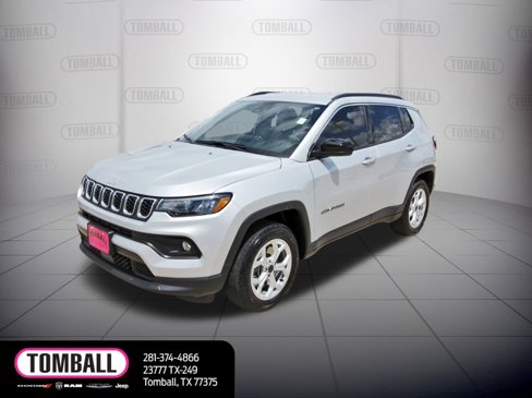 Used 2025 Jeep Compass Latitude image 3