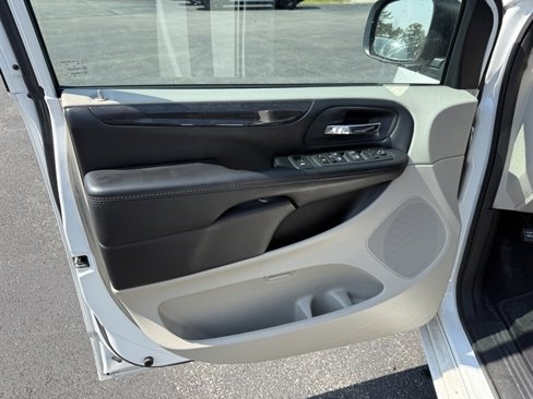 Used 2020 Dodge Grand Caravan SE w/ UConnect Hands-Free Group image 15