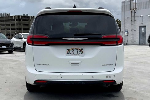 Used 2023 Chrysler Pacifica Limited image 5