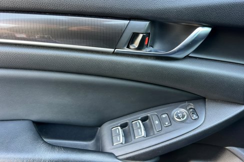 Used 2018 Honda Accord Sport image 12
