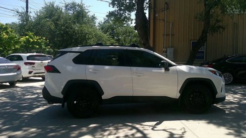 Used 2020 Toyota RAV4 LE image 4