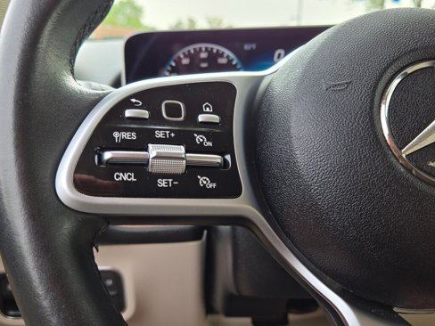 Used 2021 Mercedes-Benz GLB 250 w/ Premium Package image 39