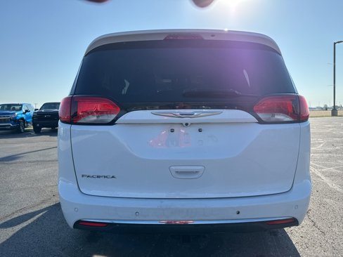 Used 2018 Chrysler Pacifica Touring-L image 8