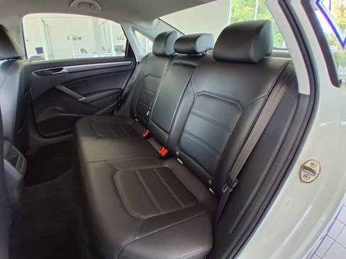 Used 2017 Volkswagen Passat 1.8T R-Line image 19