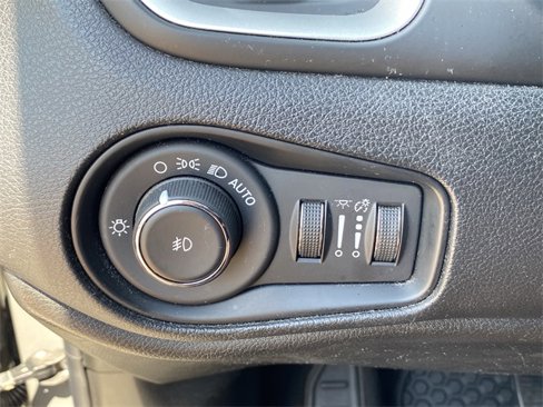 Used 2021 Jeep Renegade Latitude w/ Convenience Group image 18