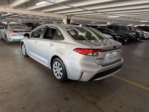 Used 2022 Toyota Corolla LE image 2