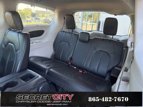 Used 2017 Chrysler Pacifica Touring-L image 18