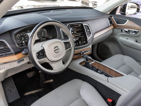 Used 2021 Volvo XC90 T6 Momentum image 4