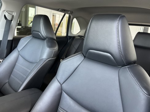 Used 2022 Toyota RAV4 XLE Premium image 18