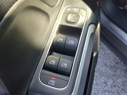 Used 2021 Mercedes-Benz GLB 250 w/ Premium Package image 18