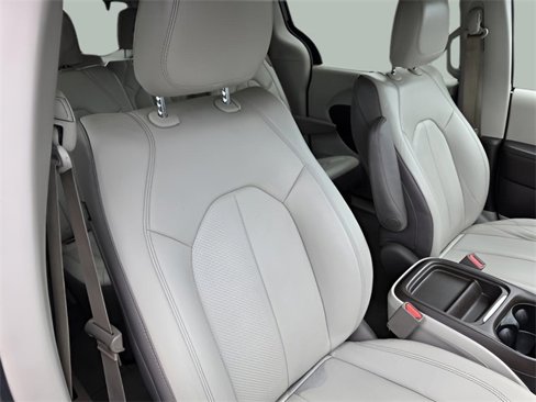 Used 2018 Chrysler Pacifica Touring-L image 36