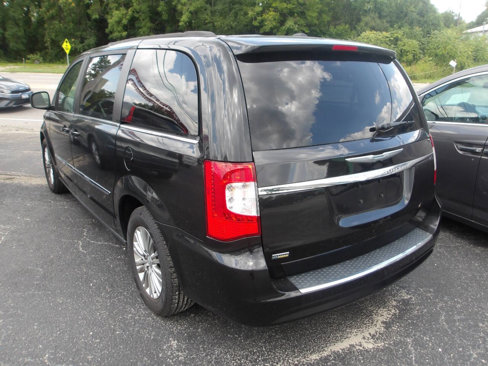 Used 2016 Chrysler Town & Country Touring-L image 5