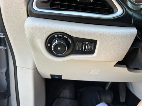 Certified 2017 Chrysler Pacifica Touring-L image 18