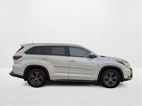 Used 2016 Toyota Highlander XLE image 4