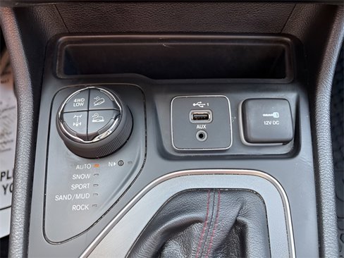 Used 2021 Jeep Cherokee Trailhawk w/ Sun & Sound Group image 16