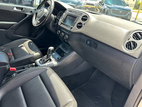 Used 2017 Volkswagen Tiguan S image 25