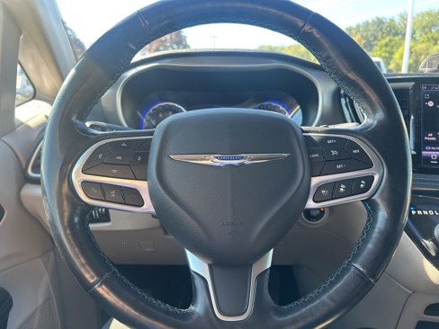 Used 2021 Chrysler Pacifica Touring-L image 29
