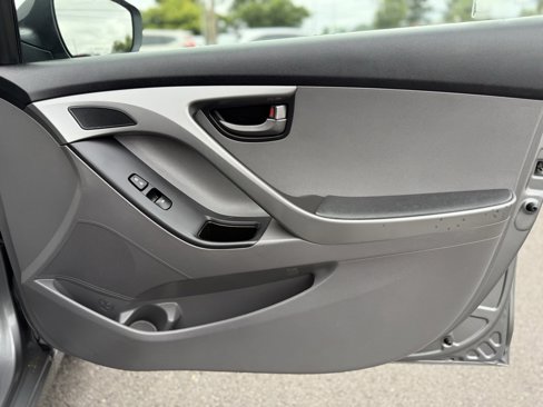 Used 2014 Hyundai Elantra SE image 17