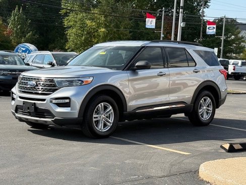 Used 2022 Ford Explorer XLT w/ Equipment Group 202A image 9