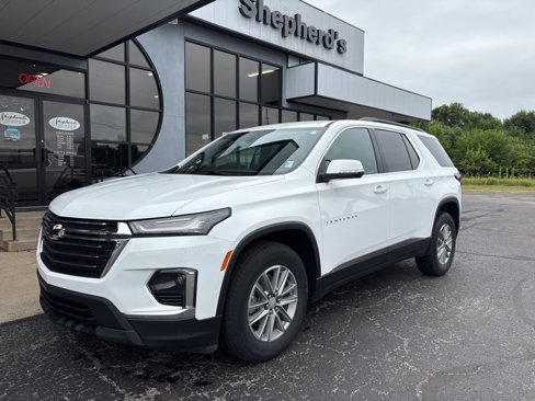 Used 2022 Chevrolet Traverse LT image 2