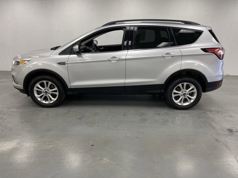 Used 2018 Ford Escape SE image 2
