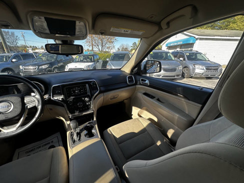 Used 2017 Jeep Grand Cherokee Laredo w/ Quick Order Package 2BE image 39
