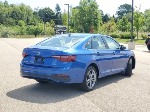 Used 2024 Volkswagen Jetta SE image 2