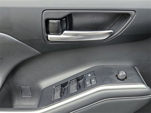 Used 2022 Toyota Highlander XLE image 31