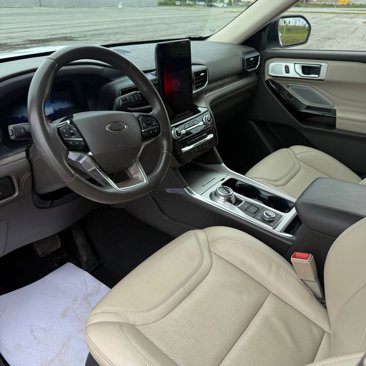 Used 2023 Ford Explorer Platinum w/ Premium Technology Package image 4